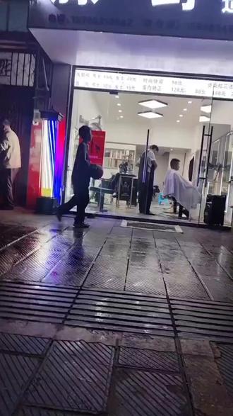 黔南藤野美发 28 元三件套,精剪、双洗、造型全搞定,过期随时退,零套路!惠水店交通便利,专业团队效果好,4.5 分高口碑入热销榜,速薅! #你身边的发型师 #开店容易守店难 #烫发的起源 #服装行业的艰辛 #店长