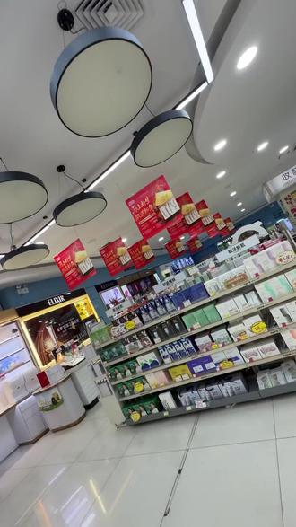 小李百货化妆城太会玩!曼秀雷敦润唇膏 39.9 砍到 19.9。二十年老店,价优如超市抢蛋。货全,从面膜到口红,买完还能上美妆课,钱包无压力! #超市陈列 #杂货铺 #漯河新玛特 #红旗连锁购物攻略 #辽宁大连零食