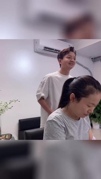 新华街的宝子看过来!遇见造型福利来袭,精剪洗吹造型46.8元,烫染套餐198元,节假日更优惠,还赠热茶和充电宝,快冲! #港式短发 #生活发型 #鲻鱼头 #方圆脸短发 #女生短发图片大全