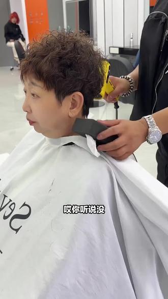 听说建华街的 S+Hair 美发店超厉害!剪发原价 49 现 29.4。蛋白矫正效果封神,头发顺滑似能溜进泳池,发型师手稳,剪出明星范儿,血赚,安排! #烫发后药水味道一般多久能消失 #烫发原理 #电棒造型 #光线染 #法式卷发韩式烫发