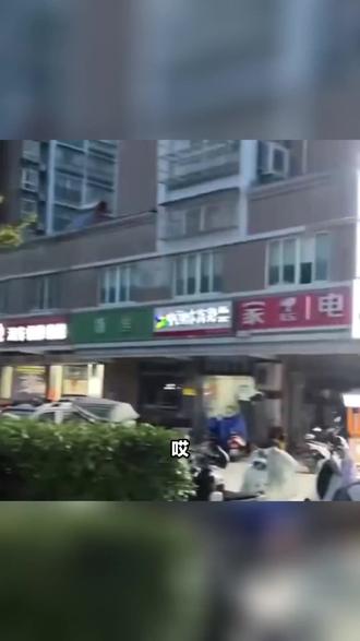 想找灌南好吃的地儿?今晚这家大排档牛了!原价 3 元牛肉串现 1.99 元,血赚!咬开肉汁爆涌,香到邻居敲门,老板实在,上了热销榜。今晚撸串,钱包肚子双开心! (【退款规则】到店核销:随时可退,过期未核销自动退)#烧烤 #撸串儿约起来 #抖音美食 #美食推荐 #舌尖上的味道