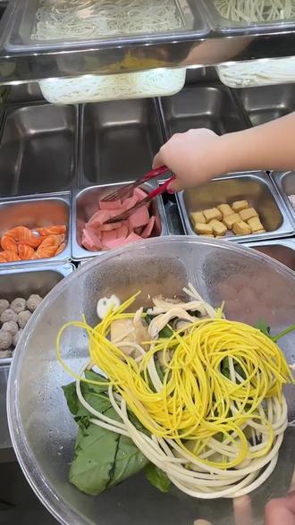 上阳中路刘文祥麻辣烫,14.8 元食材堆成山,荤素搭配主食任选。汤底超棒,堂食外带都快乐,料足实在,吃完明天还想来! (【退款规则】到店核销:随时可退,过期未核销自动退)#今日美食 #打卡网红餐厅 #好吃推荐 #美食趣胃计划 #拍照打卡圣地