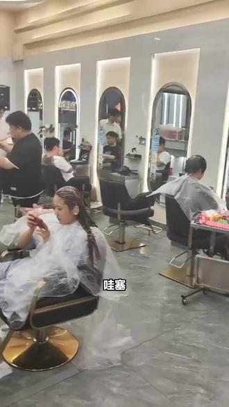 柯琳发型屋放大招!原价 98 的精剪洗吹加造型,现 39.9。三合一服务佳,周销量翻倍,宝安热销榜上有名。环境似咖啡馆,托尼手法好,做完有果盘热茶,血赚! #挂耳 #潮流色彩 #头发软化和硬化的区别 #烫头 #木马卷