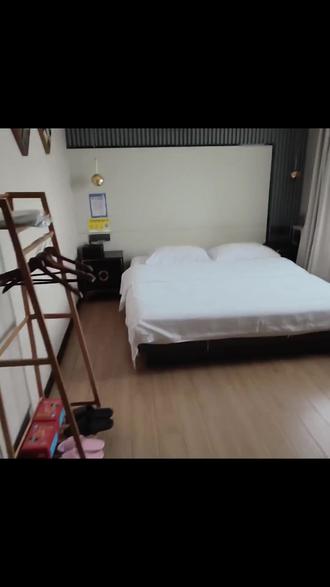 五一广场旁比邻轻奢酒店超绝!78 元躺静雅大床房,性价比爆棚。24 小时管家服务,免费自助洗衣。原价 170 多现大砍价,血赚速冲,手慢无! (热门日期或节假日可能存在加价情况,详细信息可见商品详情页说明)#房屋托管 #房车旅行 #样板间 #自习室打卡 #玩乐计划