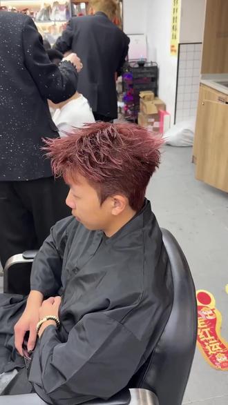 兄弟们,万森男士发型放大招!原价 88 现 28.8,洗剪吹造型一条龙还修眉。技术好不套路,青岛好评多,速来! (注意,叠加立减后的价格是28.8元,团购价是30.5元;)#最贵理发师 #韩式烫发 #米灰色 #渣男锡纸烫 #头发烟花烫会伤头发吗