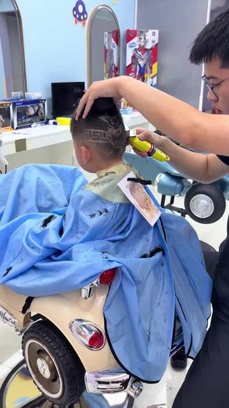 迪迦儿童美发携欧莱雅冷烫炸街,原价298现268,万嘉360三楼,专业团队,快带娃解锁! #小男孩 #油头渐变 #理发💇 #男士油头发型 #儿童烫发会有什么伤害