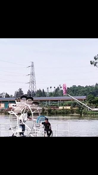 渠县红盘花乡堪称快乐老家,28.8元就能当游乐场大侠。蹦床似踩棉花糖,免费项目超多。别家门票钱能玩三圈,性价比超高。周末别宅,来这乐不停,冲就完了! #游乐园一日游 #网红摇摆桥 #秘境黄水奇幻乐园 #奈瓦沙游玩项目 #游乐设备