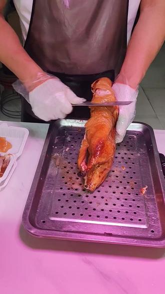 许昌宝子看过来!京之宴烤鸭店放大招,半只烤鸭从 27.8 砍到 24.9,配葱丝黄瓜、荷叶饼、甜面酱,双人餐超棒,过期退,速冲! #鸭腿 #熏酱拌鸡架的热量 #熏鸡架 #韩式炸鸡 #炸鸡培训