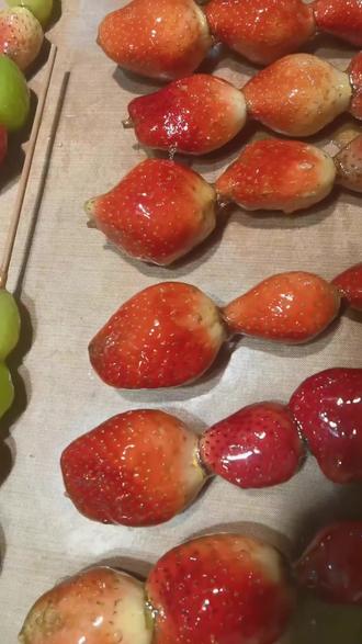 黄记放大招,压扁山楂糖葫芦,果肉脆响、酸甜爆汁,4.2 元买 6 元快乐。堂食香,打包解腻,还珠东路速来! (【退款规则】到店核销:随时可退,过期未核销自动退)#自制草莓酱 #虾尾 #沙拉制作过程 #芝士 #美食打卡