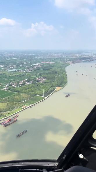 上海朋友看过来!星云直升机基地,360 元当机长,资深操控,俯瞰浦江第一湾,拍照出大片。有 VIP 室,团建玩法新,消费无套路,速约! (注意,叠加立减和优惠券后的价格是360元,团购价是380元;)#休闲度假 #跟着抖音去旅行 #充电时间 #发现好地 #散心之旅