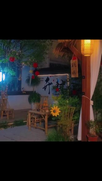 听雨·庭院式民宿在龙亭,距汴梁小宋城驾车3公里。独栋别墅环境好、房间干净。抖音团购大床房198元,免费停车、寄存,设施全,评分4.7,速囤! #特色山居小院推荐 #无院落不生活 #广汉美食 #云南特色客栈推荐 #丽江古城特色美食