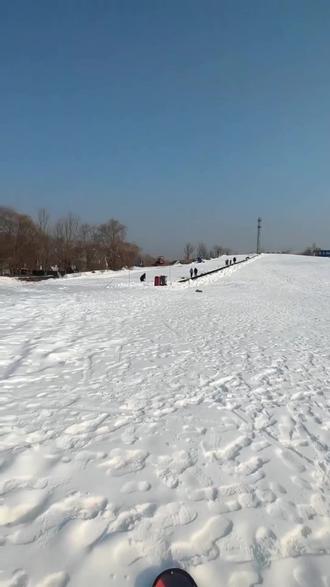 东营滑雪场放大招!99.9 元能滑全天雪道、玩雪圈,雪板等装备全配齐。白天黑夜尽情撒欢,双板雪圈超带感。这价钱包门票装备,老板似做慈善,快冲解锁今冬最爽姿势! #庄园 #粉雪 #雪圈 #环岛骑行 #冰雪