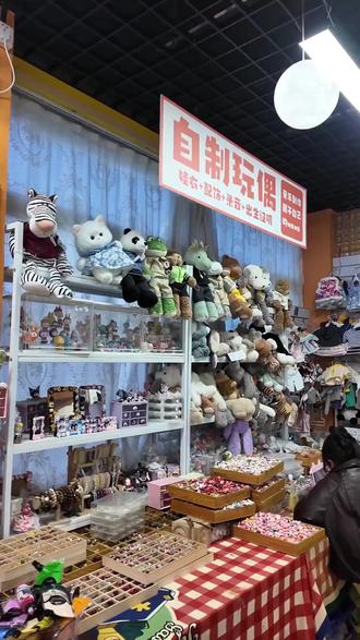 越秀南路指尖魔法陶艺工坊放大招!豆荚娃娃套餐从 99 降至 49,软萌造型,亲手缝制超解压。环境舒适,材料丰富,周末约会佳选,手作达人速来! #香薰石膏 #帽兜盲盒 #loopy盲盒 #莉莉丝流沙盲盒 #手绘盆