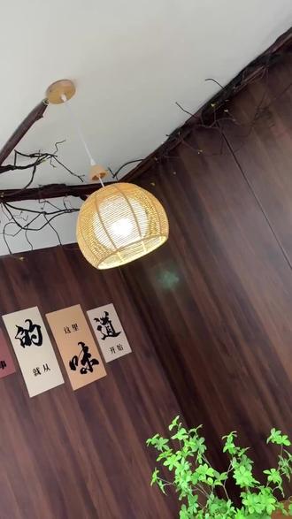 仙华路轩妈私房鲜饺超火,上浦江县快餐好评榜,抖音4.7分。杨梅粿1盒6个9.9元。点左下角享更多优惠,点赞关注! (【退款规则】到店核销:随时可退,过期未核销自动退)#闽南特色小吃 #抖音新春吃喝玩乐节 #绿豆饼 #油条 #今天吃什么