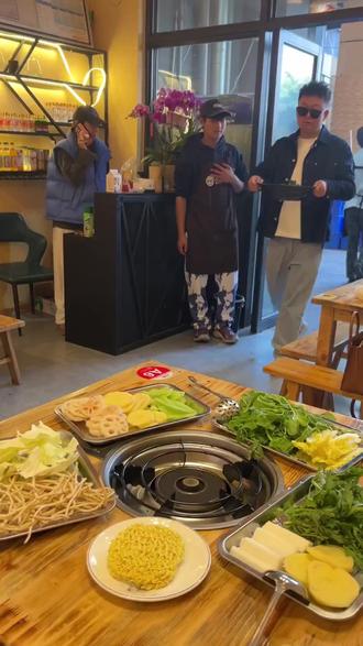 凉山彝州烧椒牛肉火锅超绝!金铲铲新店88元抢118元双人餐。牛肉不腥不柴,配应季菜和泡面。隐藏吃法超赞,在星月里步行街,两人吃到撑! (【退款规则】到店核销:随时可退,过期未核销自动退)#砂锅菜 #抖音美食推荐官 #牛杂煲 #冒菜 #冰煮羊