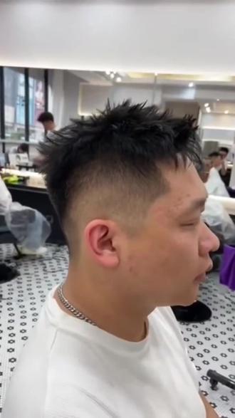 贵阳观山湖万森男士发型太牛,周销量翻倍!洗剪吹加修眉,原价88现28.8。师傅手艺细,店铺好找,4.8分高口碑。刷到快冲,手慢无! (注意,叠加立减后的价格是28.8元,团购价是30.5元;)#美式前刺烫发教程 #发根烫 #油头渐变 #韩式造型 #做摩根前刺发型一般能坚持多久