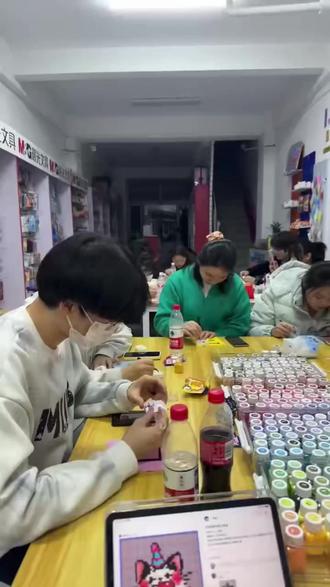 同江朋友看过来!涂一乐手作店双人拼豆1小时 46元,原价69大砍价,周末约会佳选! #迷你数字油画 #兽设绘画 #画画尺子 #马克笔画手帐教程 #发卡
