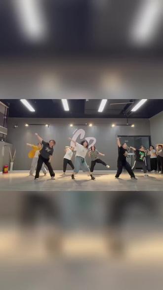 下班后跳舞是成年人的快乐!瀚艺舞蹈舞加一成人畅跳卡仅99元,能释放压力,享受运动之乐。老师矩阵化教学,留联系方式可轻松排课。约姐妹来体验,左下角速团! #舞蹈 #舞蹈课堂随拍 #古典舞 #kpop舞蹈 #基本功