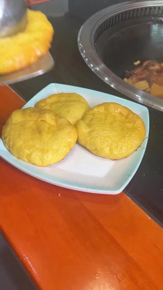 东北硬核浪漫来啦!大公鸡软烂脱骨,酱香超浓,玉米饼脆、花卷吸汁。四人餐原价230现178,配送到家超热乎,睢阳区好评美食,别错过! #酱骨头 #打边炉 #地锅鸡店铺推荐 #哈尔滨鸡公煲怎么做 #铁锅