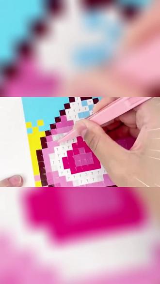 人民路爱就推门搞事!亲子DIY拼豆原价15元,现12.9元。一捏豆子创意开挂,上手轻松,零基础也能玩出高级感,是周末遛娃好选择,快打卡留童年闪光回忆! #汉服门襟饰品挂件 #书签制作 #故宫文创凤冠金属冰箱贴 #扇子自制教程 #板写