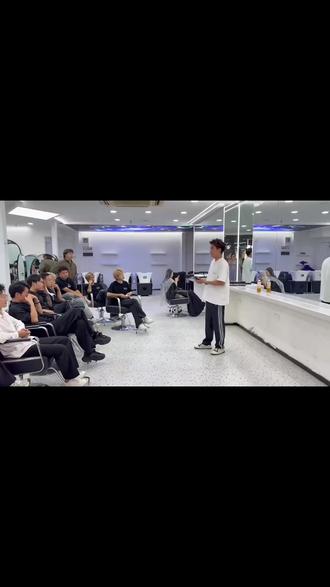 襄阳帅哥美女看过来!咸愉理发店放大招,私人定制剪发造型原价168现85,专业老师精准分析,好评如潮,速来! (注意,叠加秒杀后的价格是85元,团购价是98元;)#共享办公 #公装 #好店推荐 #加油 #我的真爱