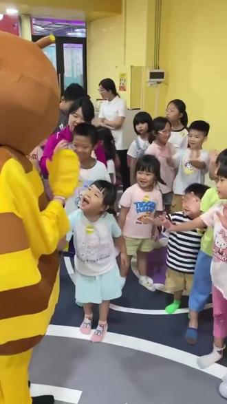 快乐蜂儿童乐园上抖音团购啦!位于端州四路,是端州区热销榜上榜乐园,抖音评分4.5分。纳米沙池无限畅玩,原价29元,现仅14.5元。快带宝贝来玩,点击定位下单,点赞关注! #育儿 #宝宝乐园 #托班宝宝 #育儿日常 #海洋球