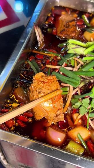 习水朋友看过来!陈氏包浆豆腐家金爪爪配爆炒花甲,王炸组合香到跺脚,豆腐皮脆,椒盐花生香。原价214现203,四五壮汉扶墙出,快餐好评榜有名,今晚宵夜就它! (【退款规则】到店核销:随时可退,过期未核销自动退)#特色纸包鱼 #宁乡美食 #鱼酷活鱼现烤 #广汉美食 #大排档烤鱼做法