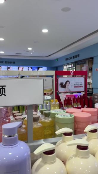 小李百货太会了!曼秀雷敦润唇膏直降20,仅需19.9。二十年老店折扣大,就像揣着移动补妆站。门店还能蹭粉底、有导购教化妆,薅羊毛,嘴不干心欢喜! #逛超市 #专柜 #711便利店团购直播 #郑州哪个超市最经济实惠 #禾熹进口食品