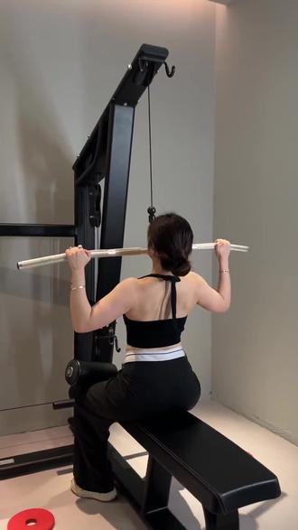 兄弟姐妹们,TR CITY GROUND放大招!888元月卡现299,30天全天畅玩,撸铁跳舞任选,折扣大,快冲! (注意,叠加秒杀后的价格是299元,团购价是368元;)#器械训练 #肥鹅健身房入口 #健身私教 #健身动作示范 #健身双下巴会消失吗