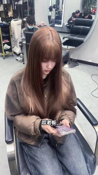 问老板剪发活动,皇潮会所总监剪发原价 264 砍到 150,卷发也超棒,龙游好评榜 C 位,值,我冲! #减龄发型 #发尾染 #福州染发 #网红造型 #短发染发一般能维持多久