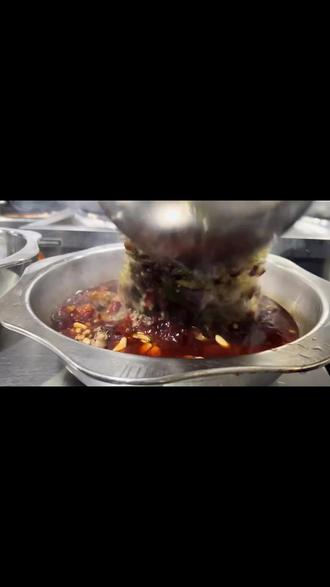 鸡石高速旁的渔跃派是吃蛙圣地!十斤美蛙仅 168,原价 290 大跳水。牛蛙腿超霸气,聚会超嗨。红河宵夜王分量足,约会、闺蜜打卡都合适,血赚! (【退款规则】到店核销:随时可退,过期未核销自动退)#这家店回头客超多想吃你就来 #香村老汉木桶鱼 #美食探店 #美食不止一分钟 #干锅鸡