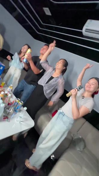 家人们,纷享时光KTV放大招!原价69的V10 - V13套餐现56.8元。装修温馨,麦好少打扰,按小时解锁快乐,自带歌单,娄底K歌地标,周末冲! #电音 #库尔勒美食 #vr #团建聚会 #夜生活