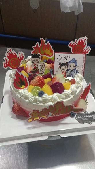 来咱家订蛋糕排长队!爆竹迎春蛋糕刚出炉就抢空。为啥热追?就俩字:实在!39 买 62 的大蛋糕,水果满满,速戳定位薅,过期可随时退! #三角洲蛋糕 #美少女蛋糕 #hcd蛋糕店在哪里 #六寸蛋糕多大 #四寸蛋糕多大