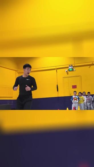 新建东街24号主题运动中心是遛娃好去处,场地大、设施全。50.9元体验三次儿童篮球体能训练,教练专业。原价90元,活动期多囤! #nba训练师教学 #爱篮球没理由 #蒙眼篮球 #篮球脚步协调性训练 #soma步