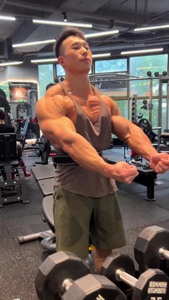 夏天练出小蛮腰不是玄学!健身加速代谢燃脂快。普陀优+健身四点七高分,单次卡九块九,过期可退,练完能泡澡,囤券给身材加速! (注意,叠加新人价后的价格是9.9元,团购价是38.9元;)#健身房 #健身动作示范 #节后甩肉大作战 #直角肩 #练臀日