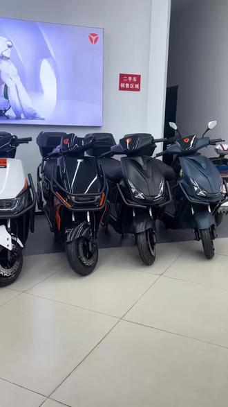 雅迪摩登复古精致,安全续航有面。闪电修全品类上门通修。石墨烯电池大容量长寿命,24月换新。紫云南路雅迪抖音团购20代40精洗,评分4.7,左下角更多优惠速抢! #挡泥板 #本田125踏板车全系列 #踏板摩托车选购 #男士特大号电动车 #抖音机车