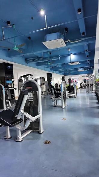 99.9元解锁健身房彩蛋!高福威教练升级版私教课来袭,60分钟专业指导,避免拉伤,练完还能免费洗澡。按效果买单,别家眼红。快约,让你变人形弹簧机! #厨师开的健身房 #肥鹅健身房抖音版 #日常撸铁 #腰疼还能去健身吗 #泰兰尼斯fit