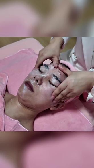 姐妹们,周姐家五步焕肤太牛!28.81元享70分钟贵妇级体验,补水清洁双效合一,是干皮秋冬救星。小姐姐手法好,做完脸蛋水嫩,毛孔畅快,闭眼冲! #女人爱美 #洗脸 #芦荟灌肤 #支持本地 #网红打卡地