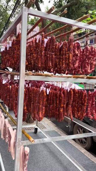 张纲路吴妈香肠推福利,五花和二刀腊肉一斤,原价40元现下28元。肥瘦适中口感好,可堂食打包,速戳左下角囤! (【退款规则】到店核销:随时可退,过期未核销自动退)#抖音美食精选 #打卡网红餐厅 #休闲度假 #支持本地 #美味食品