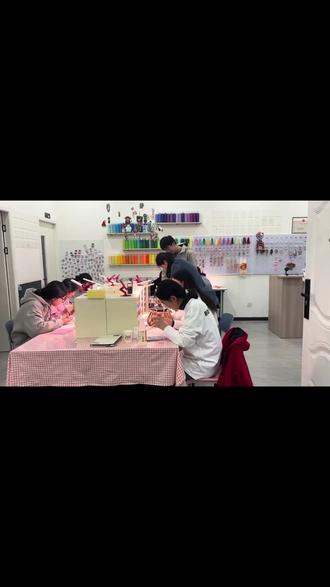 家人们,中大城步行街有宝藏手作店“莓烦恼手作”!44块9解锁拼豆自由,单人不计时不限板。手工控冲,超解压,收藏榜上有名,手快的宝快约! #醒狮美甲diy #开店指南 #甜品店 #共享自习室 #靠谱商家