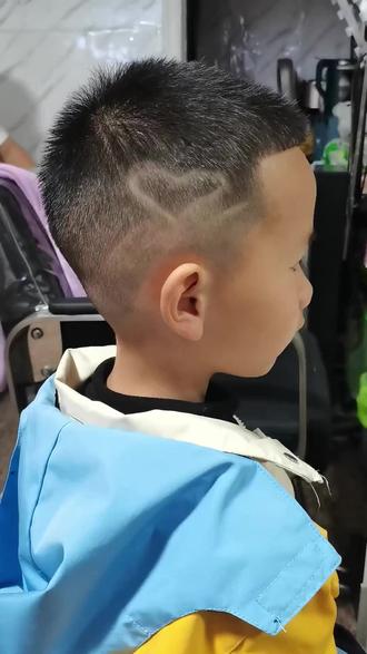 乐清家长速看!艺精烫染儿童洗剪吹原价50现25,手法稳效果好,交通便利,快带娃冲! #小孩头发能打薄吗 #我只想安静的剪头发 #男童头发怎么剪 #怎么才能让小孩剪头发 #今日发型