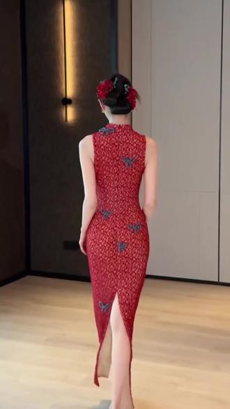 安乐街致爱婚纱放大招!订婚套餐直降,原价两千现899。精致妆造搭绝美礼服,摄影师全程跟拍,特效拉满。省的钱能买十个红包,订婚选它,甜蜜打包! #礼服变装 #田小野 #华服 #空姐 #姜十七