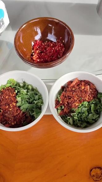 云锡巷有神仙套餐!墨脱石锅鸡四到五人餐,原价 362 砍到 138。青蒜炒肉、萝卜排骨等超香,雪碧配饭快乐翻倍。家庭聚会佳选,汤汁打包还能拌饭,冲! (【退款规则】到店核销:随时可退,过期未核销自动退)#地方特色美食 #春日好食光 #必吃榜 #中餐的魅力 #下馆子