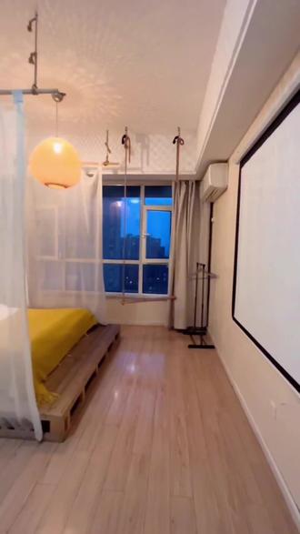 八十八住云厢小筑,像云端电影院!免费追剧、水随便喝、行李寄存,是网红打卡地。建国西路边躺边刷剧,服务贴心,周末来做云上 VIP! (热门日期或节假日可能存在加价情况,详细信息可见商品详情页说明 | 注意,叠加秒杀后的价格是88元,团购价是178元;)#房间搭配 #跟着抖音去度假 #愉快的旅行 #旅行回忆点滴 #打卡景点