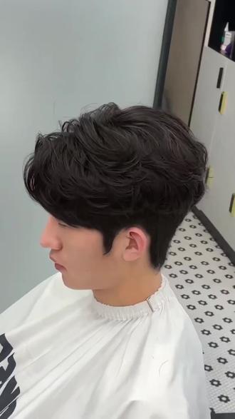 老铁集合!万森男士发型福利来袭,洗剪吹修眉全套 28.8 元,原价 88 砍到地板价。周销翻倍,4.7 分高评。天宇老师烫美式羊毛卷超带劲,修眉细致,约起变帅! (注意,叠加立减后的价格是28.8元,团购价是30.5元;)#摩根烫会脱发吗 #摩根烫注意事项 #渣男烫 #去想去的地方 #放松解压好去处