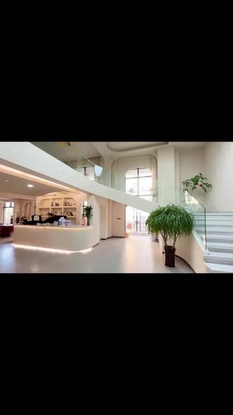 彭山北站旁爱慕·溪岸酒店是神仙窝!原价428的情侣大床房直降240,188入住。免费停车、赠水,可延迟退房、私人订制。眉山亲子榜有名,周末约会佳选! (热门日期或节假日可能存在加价情况,详细信息可见商品详情页说明)#养老生活 #房车 #网红沙龙 #儿童房 #很哇塞的周末