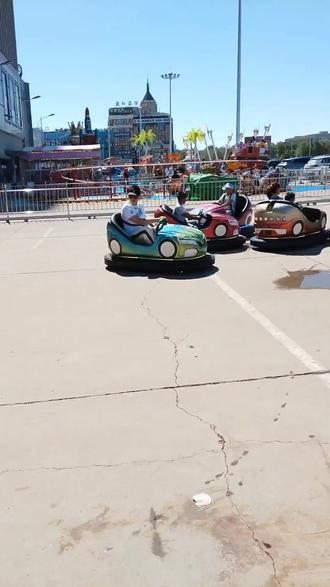 东风路室外星光乐园,抖音团购 19.8 元体验宇宙飞船,好玩到仿若飞翔。抖音评分 4.5 分,人气高,活动期间速来! #坐摇摇车 #难得的亲子时光 #陪伴神兽长大 #水上公园 #假期带娃