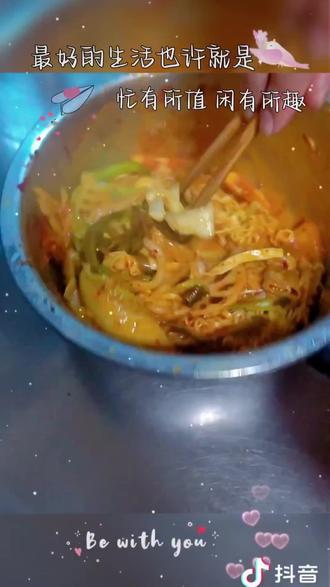 来伊兰麻辣拌氛围感十足,菜品味道超绝!酥肉外酥里嫩、麻辣鲜香。丰富菜品搭配小吃主食,套餐含酥肉麻辣拌,仅14元(原价34),可堂食外带,馋了就来,家人们冲! (【退款规则】到店核销:随时可退,过期未核销自动退)#周边美食地图导航 #吃货必备 #高质量餐厅 #美食我来探 #网红拍照点