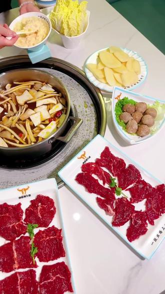 潮牛道四人餐来袭,原价258砍至128!烤牛排香、涮牛肉嫩,午餐肉多,菌汤鲜。可堂食可打包,四张嘴吃到撑,速来! (【退款规则】到店核销:随时可退,过期未核销自动退)#广汉美食 #郭淑芬鲜切牛肉自助老火锅测评 #有拈头成都市井火锅 #蜀九鼎毛肚火锅 #拍照打卡圣地
