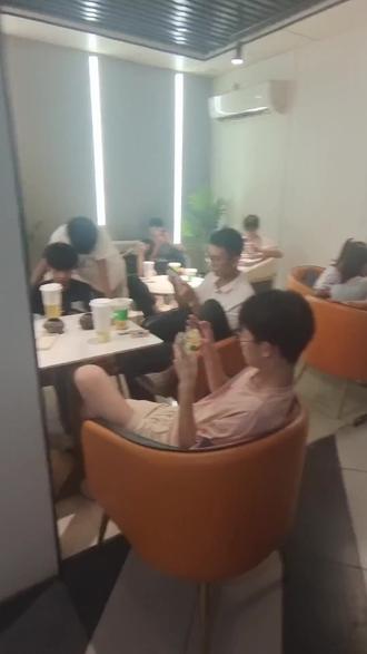 鞍山路邻里柠檬茶放大招,八选二 19.9 元!泰绿招牌酸甜上头,露天吹冷风吨吨喝超解暑,可堂食外带,路过速薅! (【退款规则】到店核销:随时可退,过期未核销自动退)#港式杨枝甘露的热量 #五一鲜榨饮品店推荐 #金菠萝莓尼耶水果茶 #冷萃希腊酸奶球 #书亦水果茶热量高吗